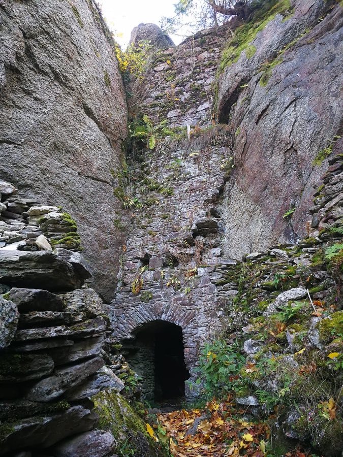 Skály Castle image
