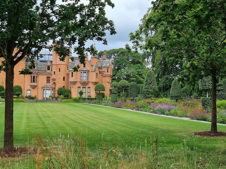 Aldourie Castle image