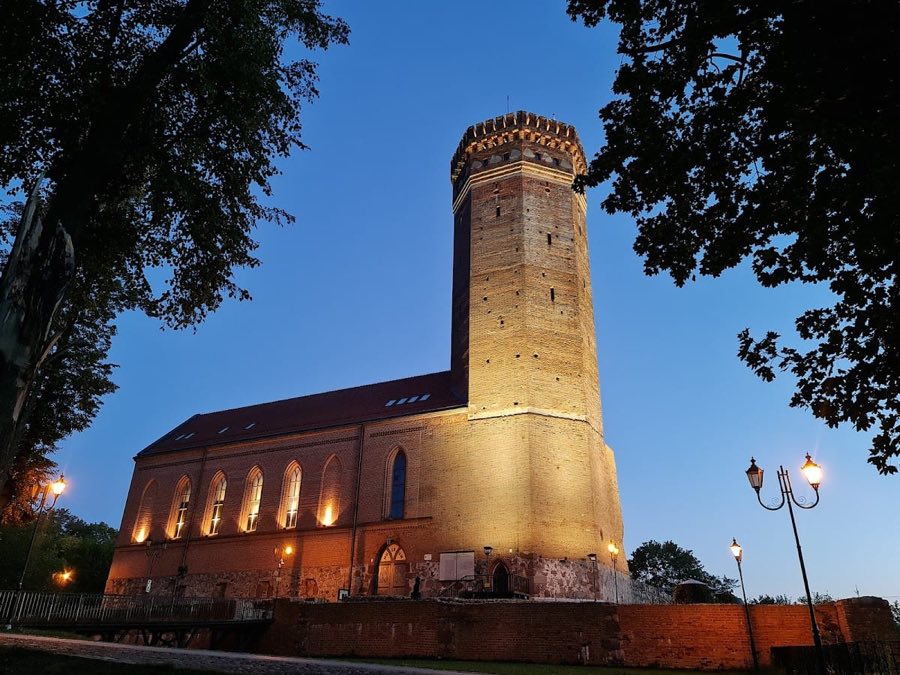 Cz艂uch贸w Castle image