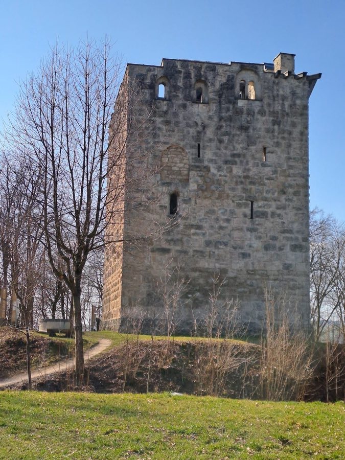 Kastelen Tower Ruins image