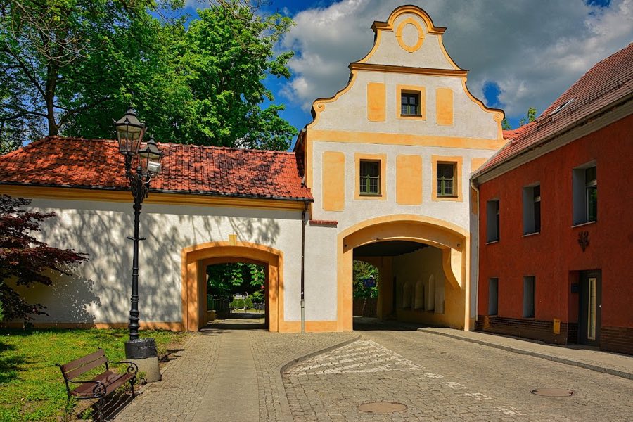 G艂og贸wek Castle image