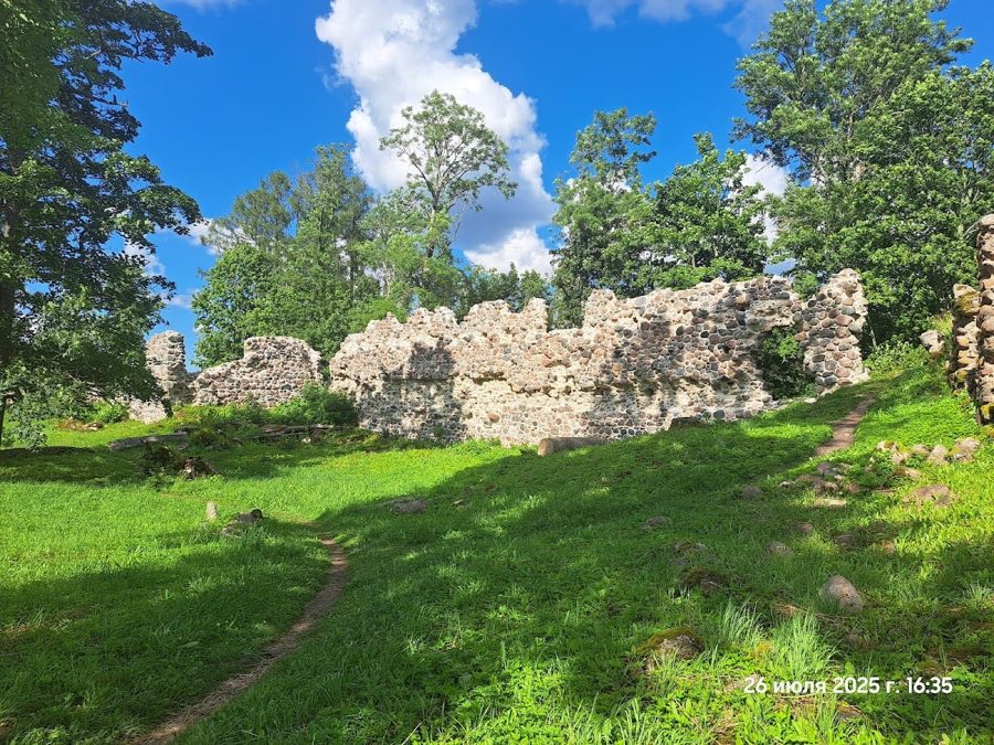 Helme Castle image