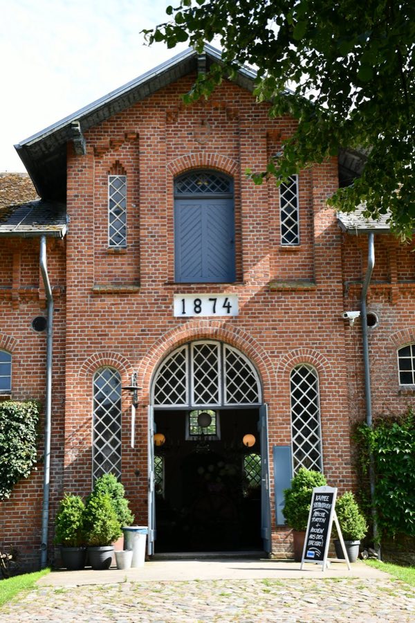 Traventhal House image