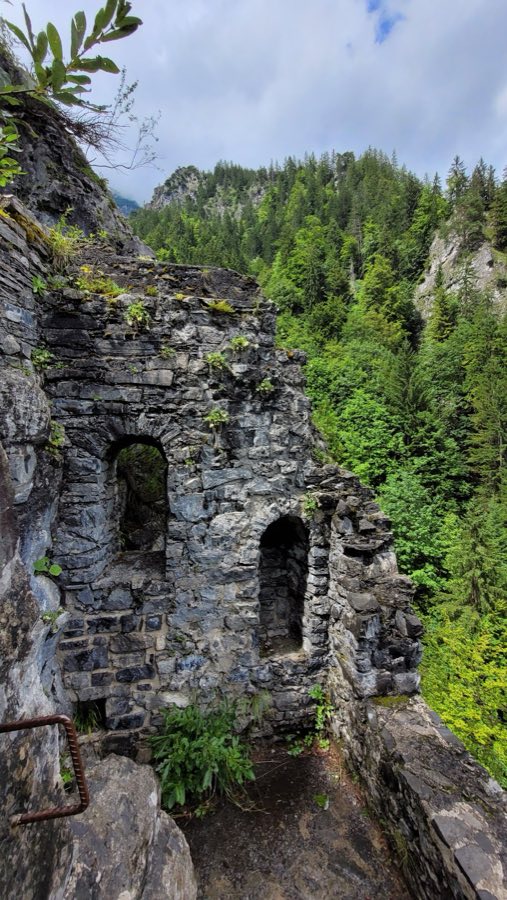 Valcastiel Castle Ruin image