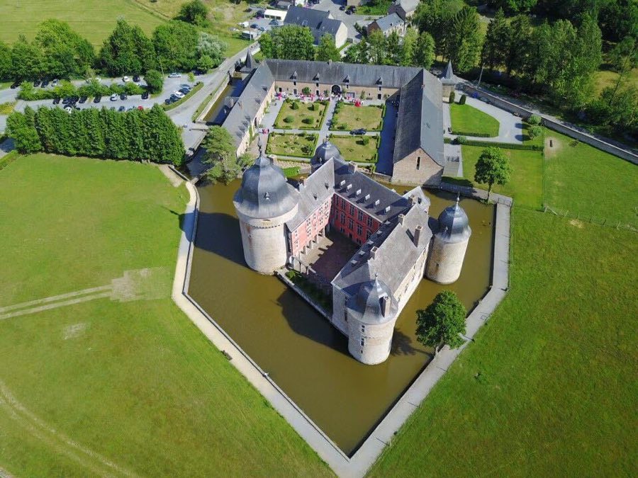 Lavaux-Sainte-Anne Castle image