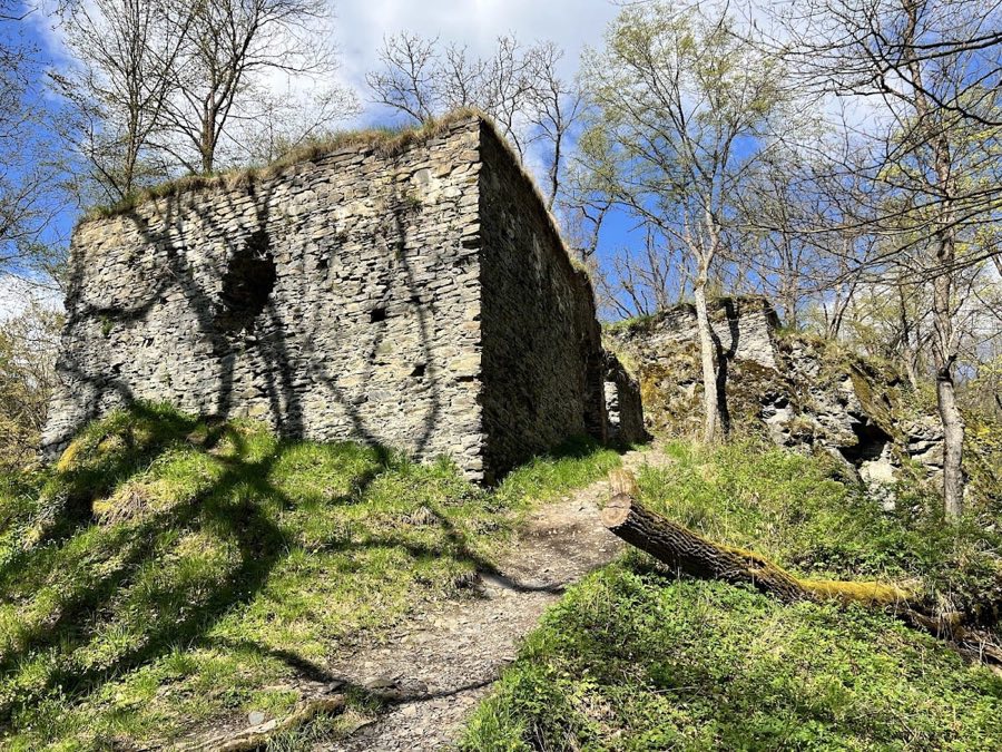 Jenčov Castle image