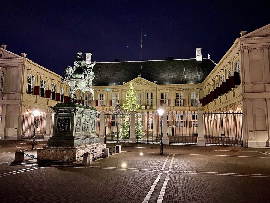 Noordeinde Palace image