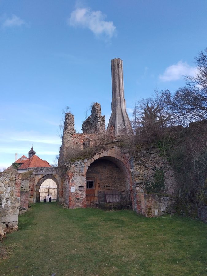 Castle Roupov image