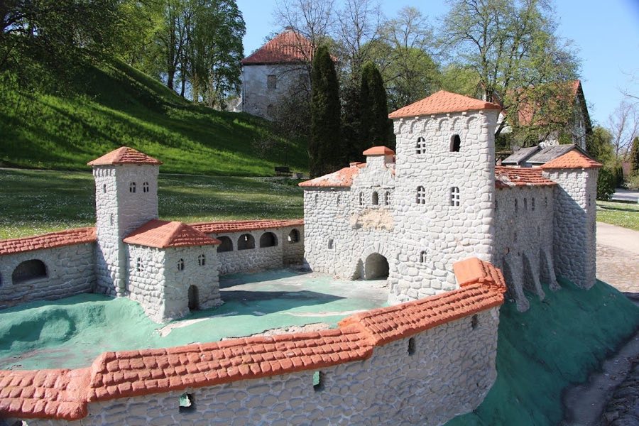 Kandava Castle image