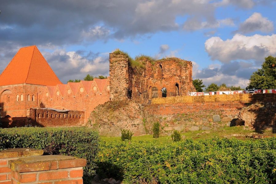 Toru艅 Castle image