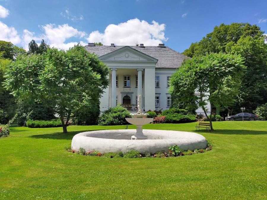 Maciej贸w Palace image