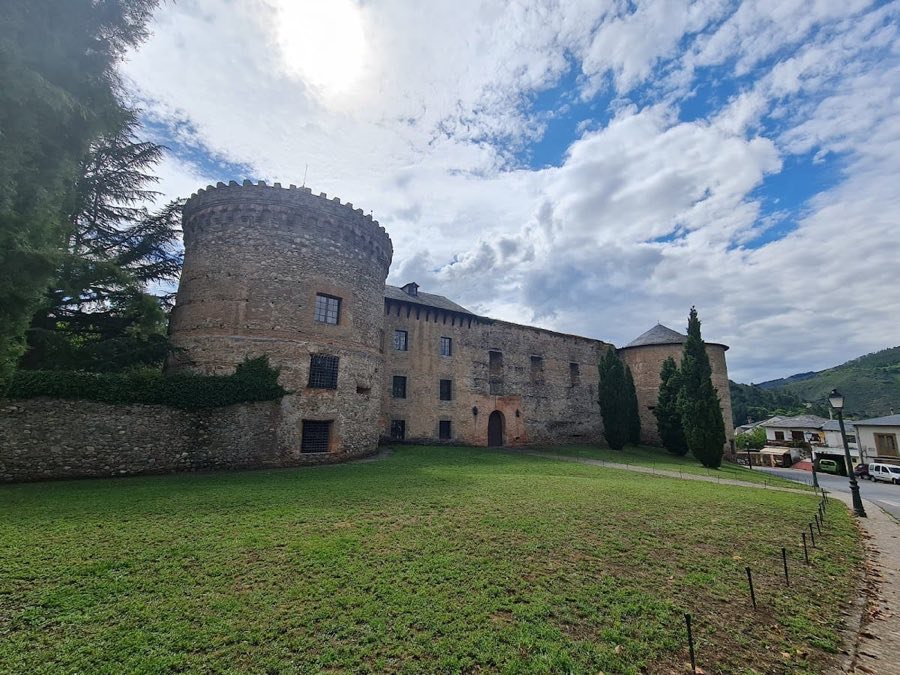 Castle of Villafranca del Bierzo image