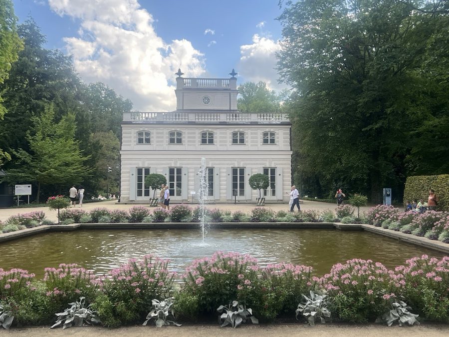 White House, 艁azienki image