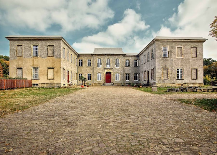 Dahlen Castle image